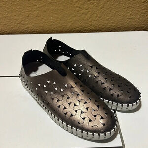 ERIC MICHAEL WOMEN INEZ LEATHER SLIP-ON FLAT COMFORT SHOES. Size 5.5